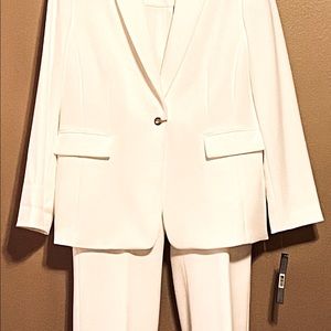 Tahari Arthur S. Levine Ivory 2 Piece Suit NWT 🔥